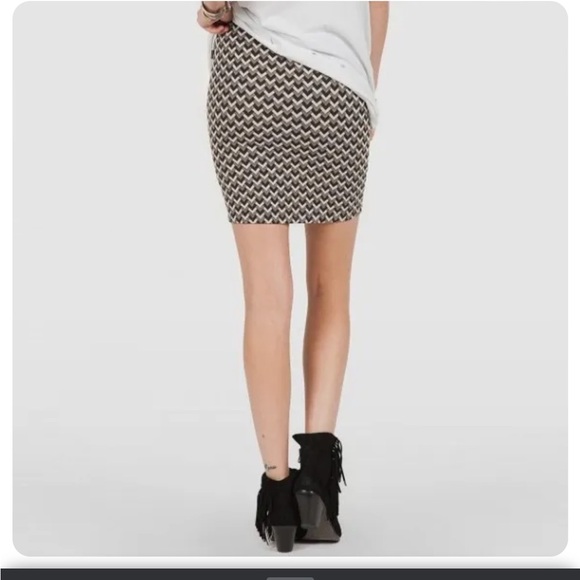 - Volcom mini skirt large - Picture 2 of 7
